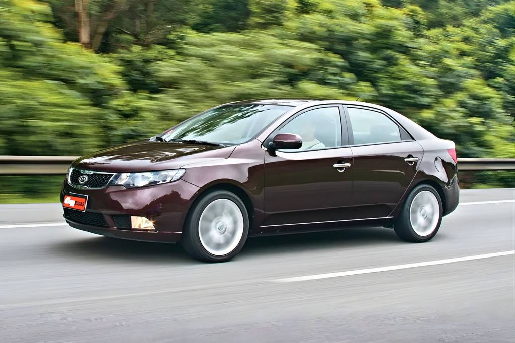 Kia Cerato é sedã médio por menos de R$ 40.000; veja problemas e qualidades