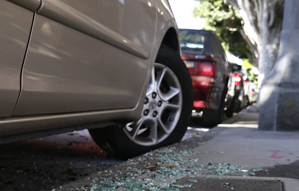 Carro estacionado com as rodas esterçadas