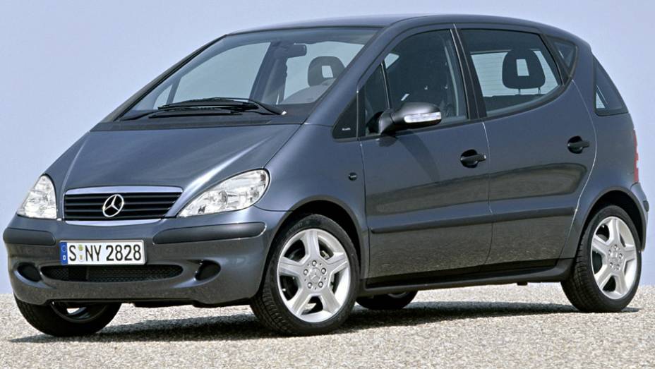 A ideia de fazer um Mercedes mais acess&iacute;vel esbarrou quando ele capotou em um teste da imprensa sueca. Sofreu recall e ganhou diversos componentes eletr&ocirc;nicos, mas a reputa&ccedil;&atilde;o j&aacute; tinha ido embora.