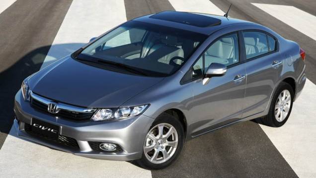 O motor 1.8, de 140 cv com etanol, continua sendo oferecido na versão LXS, que ganhou Bluetooth, chave-canivete e forração na tampa do porta-malas de série | <a href="https://beta-develop.quatrorodas.abril.com.br/noticias/fabricantes/honda-civic-2014-ganha-motor-2-0-730" rel="migration"></a> O motor 1.8, de 140 cv com etanol, continua sendo oferecido na versão LXS, que ganhou Bluetooth, chave-canivete e forração na tampa do porta-malas de série | <a href="https://beta-develop.quatrorodas.abril.com.br/noticias/fabricantes/honda-civic-2014-ganha-motor-2-0-730" rel="migration"></a>