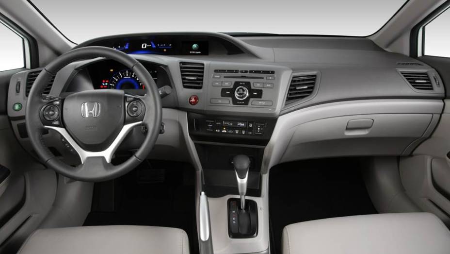 As borboletas para trocas sequenciais s&atilde;o oferecidas a partir da vers&atilde;o LXR | <a href="https://beta-develop.quatrorodas.abril.com.br/noticias/fabricantes/honda-civic-2014-ganha-motor-2-0-730338.shtml" rel="migration">Leia mais</a>