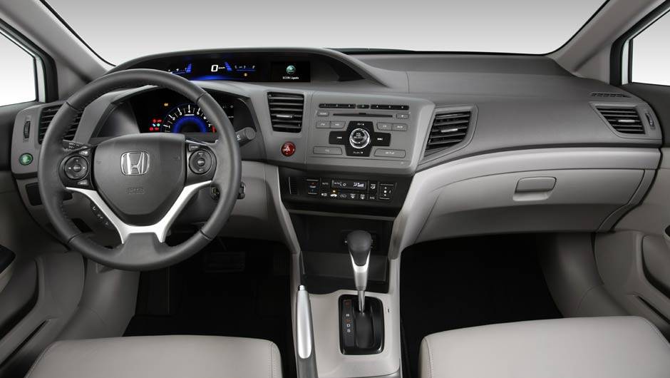 As borboletas para trocas sequenciais s&atilde;o oferecidas a partir da vers&atilde;o LXR | <a href="https://beta-develop.quatrorodas.abril.com.br/noticias/fabricantes/honda-civic-2014-ganha-motor-2-0-730338.shtml" rel="migration">Leia mais</a>