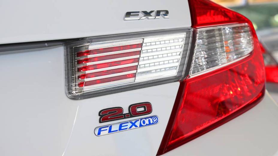 A versão top é a EXR, que traz controle de tração e de estabilidade (VSA) e de estabilização da direção elétrica na lista de itens de série | <a href="https://beta-develop.quatrorodas.abril.com.br/noticias/fabricantes/honda-civic-2014-ganha-motor-2-0-730338.shtml" rel="migration">Leia m</a> A versão top é a EXR, que traz controle de tração e de estabilidade (VSA) e de estabilização da direção elétrica na lista de itens de série | <a href="https://beta-develop.quatrorodas.abril.com.br/noticias/fabricantes/honda-civic-2014-ganha-motor-2-0-730338.shtml" rel="migration">Leia m</a>