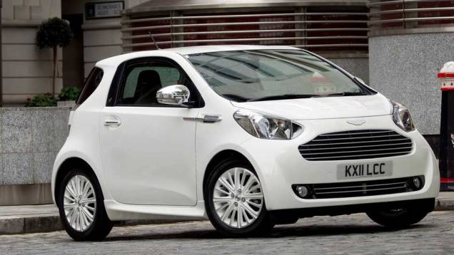 Aston Martin Cygnet: este estranho irmão do Toyota iQ surgiu em 2011, e acabou sendo um fracasso retumbante; há quem diga que ele só existiu para equilibrar o nível de emissões de poluentes da marca na Europa Aston Martin Cygnet: este estranho irmão do Toyota iQ surgiu em 2011, e acabou sendo um fracasso retumbante; há quem diga que ele só existiu para equilibrar o nível de emissões de poluentes da marca na Europa