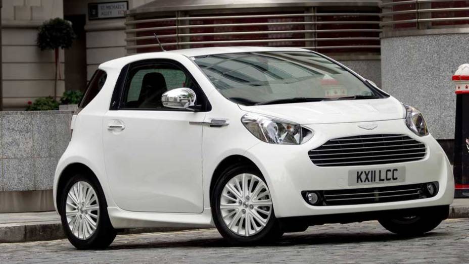 Aston Martin Cygnet: este estranho irm&atilde;o do Toyota iQ surgiu em 2011, e acabou sendo um fracasso retumbante; h&aacute; quem diga que ele s&oacute; existiu para equilibrar o n&iacute;vel de emiss&otilde;es de poluentes da marca na Europa