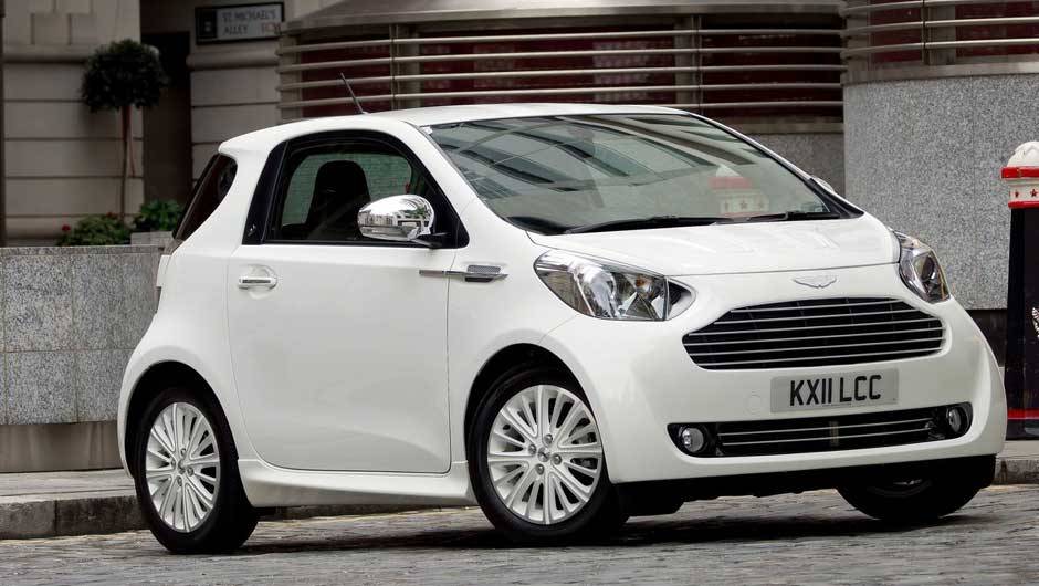 Aston Martin Cygnet: este estranho irm&atilde;o do Toyota iQ surgiu em 2011, e acabou sendo um fracasso retumbante; h&aacute; quem diga que ele s&oacute; existiu para equilibrar o n&iacute;vel de emiss&otilde;es de poluentes da marca na Europa