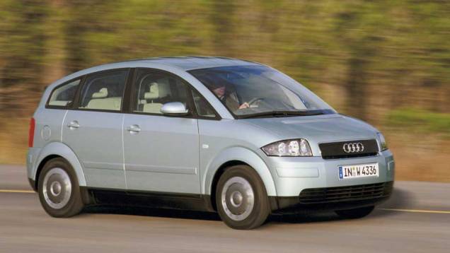 Audi A2: fabricado de 1999 a 2005, o monovolume concorria com o Mercedes-Benz Classe A e foi o primeiro carro da Audi com carroceria de alumínio depois do luxuoso A8 Audi A2: fabricado de 1999 a 2005, o monovolume concorria com o Mercedes-Benz Classe A e foi o primeiro carro da Audi com carroceria de alumínio depois do luxuoso A8