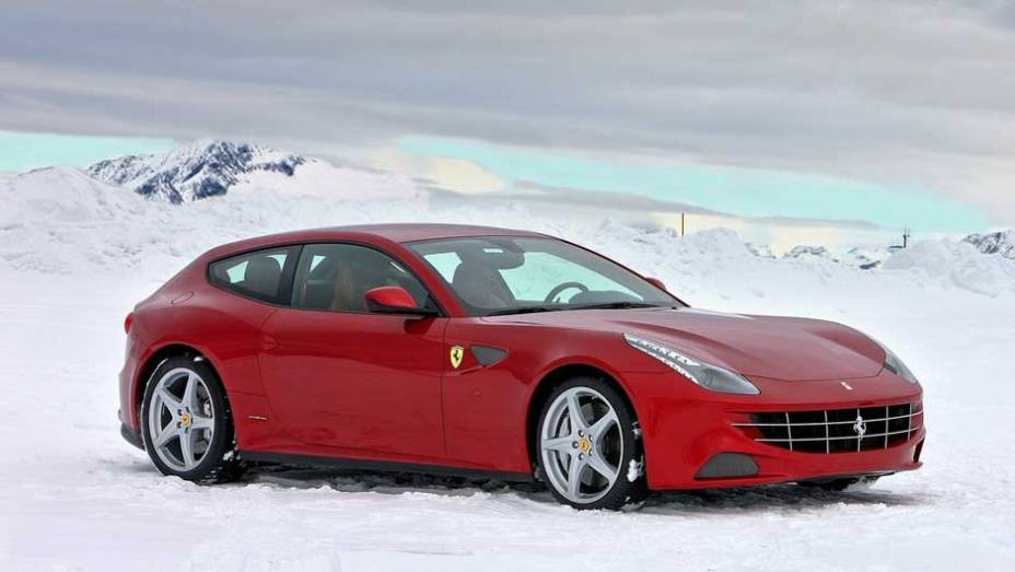 Ferrari FF: apresentada em 2011, a FF (de Ferrari Four) ainda divide opini&otilde;es pelo visual um pouco desengon&ccedil;ado; na Europa, &eacute; classificada como uma shooting brake, esp&eacute;cie de perua de tr&ecirc;s portas
