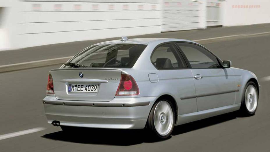 BMW S&eacute;rie 3 Compact: anos antes do S&eacute;rie 1, a marca lan&ccedil;ou um hatch derivado do S&eacute;rie 3; a primeira gera&ccedil;&atilde;o at&eacute; veio para c&aacute;, mas a segunda s&oacute; foi vendida na Europa de 2001 a 2004