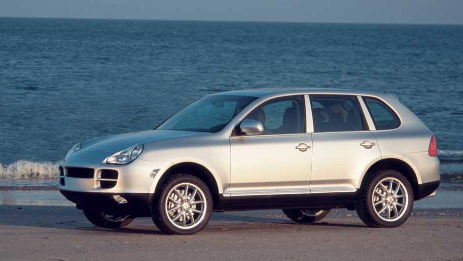 Porsche Cayenne: respons&aacute;vel pela entrada de marcas esportivas no segmento de SUVs, a Cayenne compartilha plataforma e algumas pe&ccedil;as com o VW Touareg desde 2002