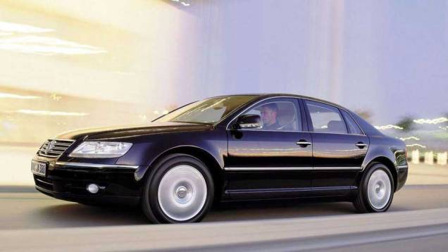 VW Phaeton: espécie de Audi A8 da Volkswagen, o Phaeton nunca foi um sucesso de vendas; nada mais natural para um modelo de alto luxo feito por uma empresa cujo nome significa carro do povo VW Phaeton: espécie de Audi A8 da Volkswagen, o Phaeton nunca foi um sucesso de vendas; nada mais natural para um modelo de alto luxo feito por uma empresa cujo nome significa carro do povo