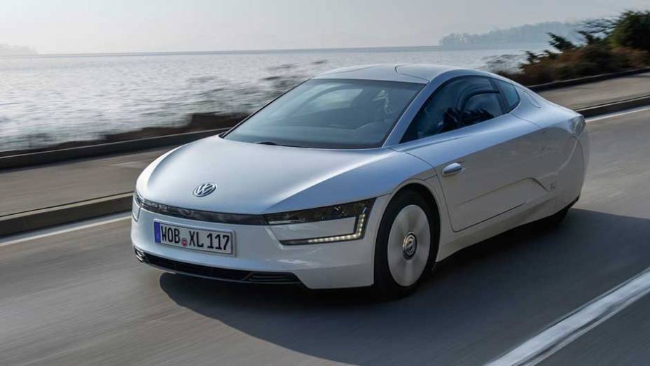 VW XL1: apesar de parecer um carro-conceito, o XL1 j&aacute; est&aacute; sendo produzido; sua premissa &eacute; de rodar at&eacute; 100 quil&ocirc;metros com apenas 1 litro de diesel