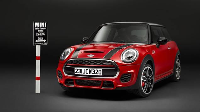 MINI John Cooper Works: a versão mais apimentada do Mini leva o sobrenome de John Cooper, fundador de uma empresa especializada na preparação dos carrinhos MINI John Cooper Works: a versão mais apimentada do Mini leva o sobrenome de John Cooper, fundador de uma empresa especializada na preparação dos carrinhos