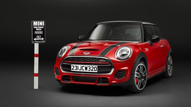 MINI John Cooper Works: a vers&atilde;o mais apimentada do Mini leva o sobrenome de John Cooper, fundador de uma empresa especializada na prepara&ccedil;&atilde;o dos carrinhos