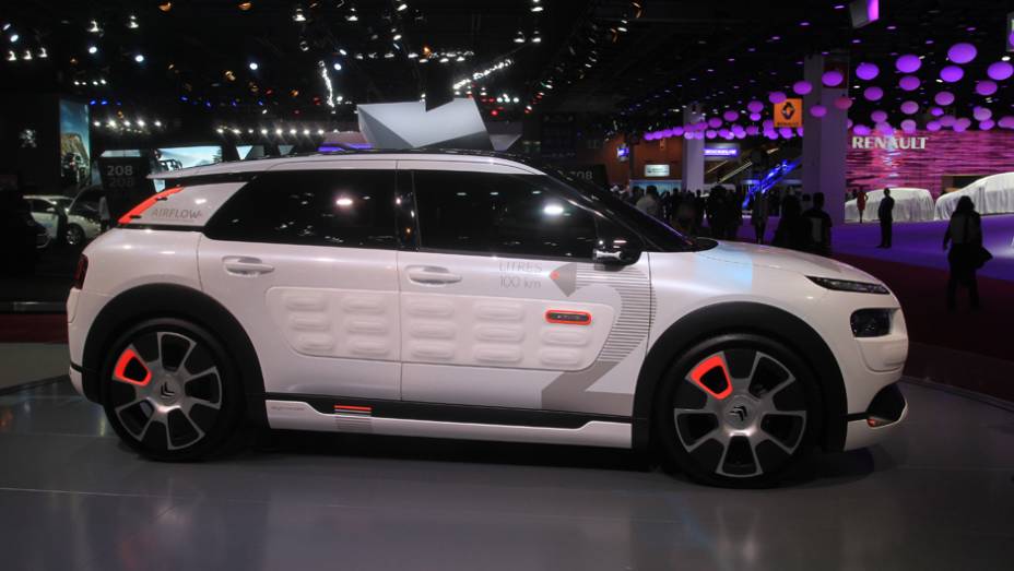 Citr&ouml;en C4 Cactus Airflow 2l | <a href="https://beta-develop.quatrorodas.abril.com.br/noticias/saloes/paris-2014/citroen-exibe-c4-cactus-airflow-2l-concept-800368.shtml" rel="migration">Leia mais</a> | <a href="https://beta-develop.quatrorodas.abril.com.br/galerias/saloes/paris/2014/direto-salao-pa" rel="migration"></a>