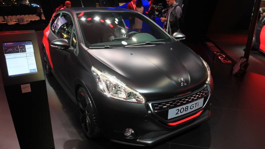 Peugeot 208 GTI 30th Edition | <a href="https://beta-develop.quatrorodas.abril.com.br/noticias/saloes/paris-2014/peugeot-revela-novas-fotos-208-gti-30th-800475.shtml" rel="migration">Leia mais</a> | <a href="https://beta-develop.quatrorodas.abril.com.br/galerias/saloes/paris/2014/direto-salao-paris" rel="migration"></a>