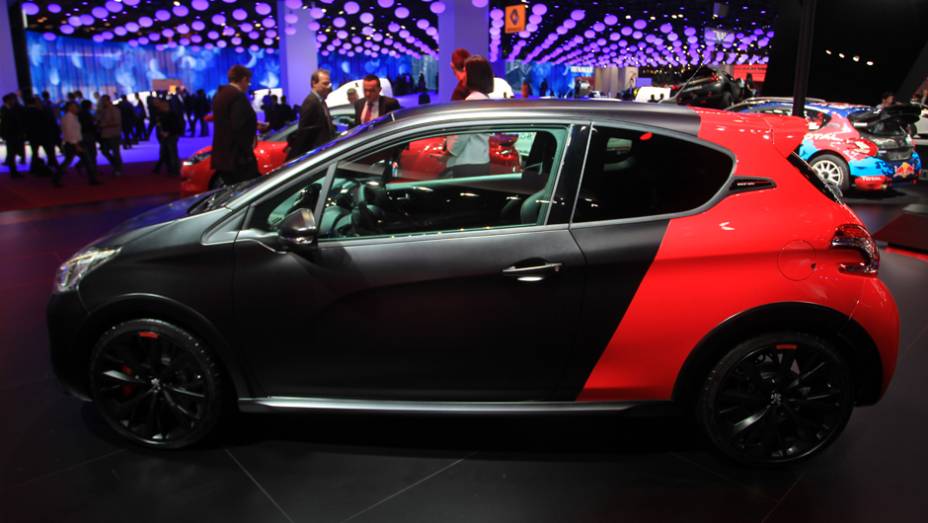 Peugeot 208 GTI 30th Edition | <a href="https://beta-develop.quatrorodas.abril.com.br/noticias/saloes/paris-2014/peugeot-revela-novas-fotos-208-gti-30th-800475.shtml" rel="migration">Leia mais</a> | <a href="https://beta-develop.quatrorodas.abril.com.br/galerias/saloes/paris/2014/direto-salao-paris" rel="migration"></a>