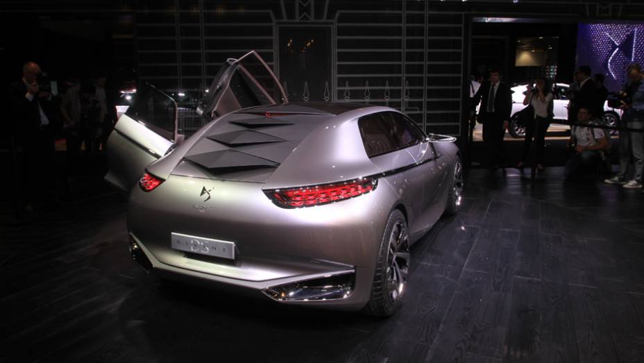 Divine DS concept | <a href="https://beta-develop.quatrorodas.abril.com.br/noticias/saloes/paris-2014/citroen-cria-conceito-futurista-divine-ds-798916.shtml" rel="migration">Leia mais</a> | <a href="https://beta-develop.quatrorodas.abril.com.br/galerias/saloes/paris/2014/direto-salao-paris-parte-2-" rel="migration"></a>