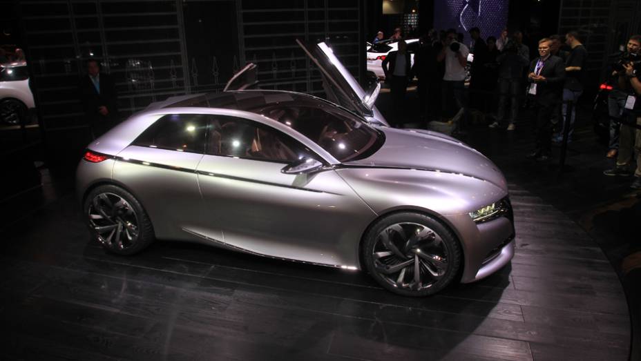 Divine DS concept | <a href="https://beta-develop.quatrorodas.abril.com.br/noticias/saloes/paris-2014/citroen-cria-conceito-futurista-divine-ds-798916.shtml" rel="migration">Leia mais</a> | <a href="https://beta-develop.quatrorodas.abril.com.br/galerias/saloes/paris/2014/direto-salao-paris-parte-2-" rel="migration"></a>