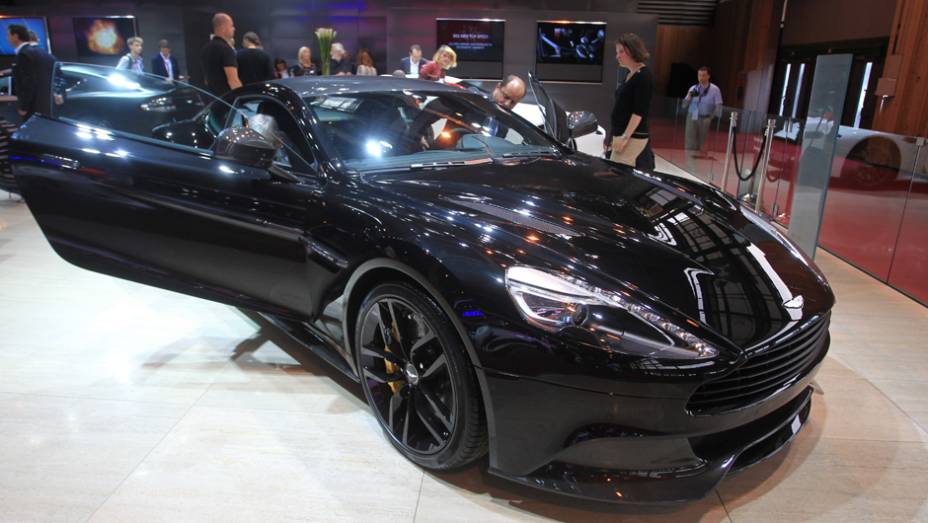 Aston Martin Vanquish Carbon Ed. | <a href="https://beta-develop.quatrorodas.abril.com.br/noticias/saloes/paris-2014/aston-martin-revela-vanquish-carbon-edition-799462.shtml" rel="migration">Leia mais</a> | <a href="https://beta-develop.quatrorodas.abril.com.br/galerias/saloes/paris/2014/direto-sal" rel="migration"></a>