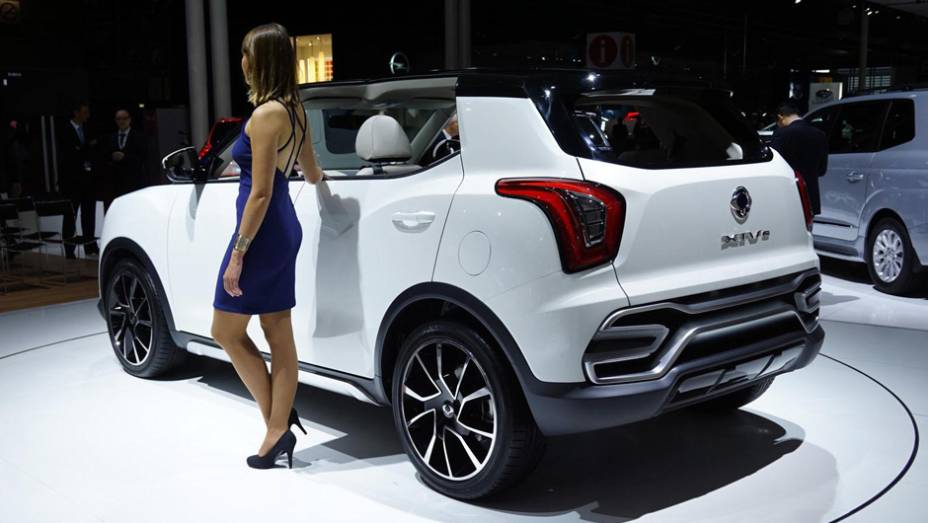 Modelo tem desenho agressivo e carroceria com partes de plástico | <a href="https://beta-develop.quatrorodas.abril.com.br/noticias/saloes/paris-2014/ssangyong-lanca-suv-salao-paris-799528.shtml" rel="migration">Leia mais</a>