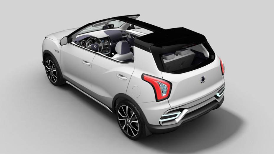 Interior tem estofamento em dois tons e o teto é recortado | <a href="https://beta-develop.quatrorodas.abril.com.br/noticias/saloes/paris-2014/ssangyong-lanca-suv-salao-paris-799528.shtml" rel="migration">Leia mais</a>