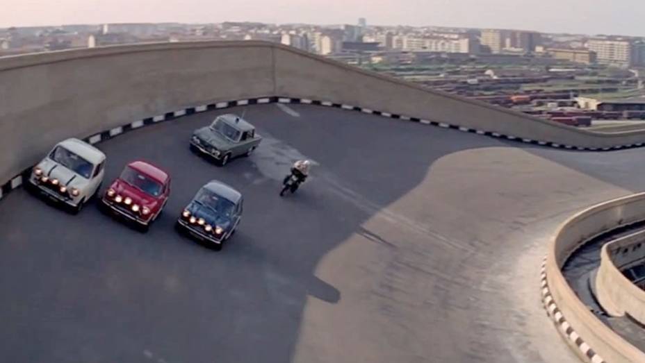 Um Golpe &agrave; Italiana (1969) - Consagrado nas vendas e nas pistas de rali, o Mini Cooper demonstrou v&aacute;rias das vantagens de suas dimens&otilde;es em caso de fuga no divertido filme rodado em Turim, cidade sede da Fiat. | <a href="%20https://beta-develop.quatrorodas.abril.com.br/b" rel="migration"></a>