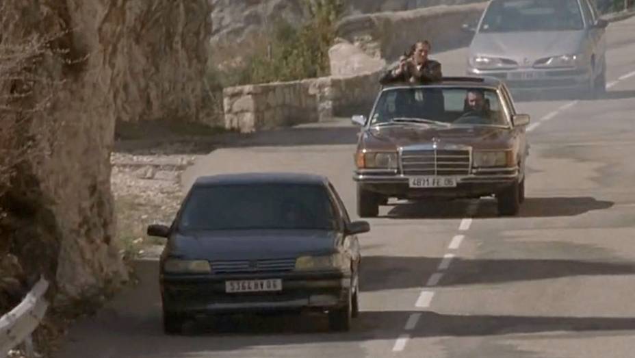 Ronin (1998) - Robert de Niro e Jean Reno aprontam loucuras em persegui&ccedil;&otilde;es por Paris e estradas francesas estreladas por um Audi S8, BMW 535i, os Peugeot 406 e 605, um Citroen XM e uma Mercedes 450 SEL. <a href="%20https://beta-develop.quatrorodas.abril.com.br/blogs/pla" rel="migration"></a>