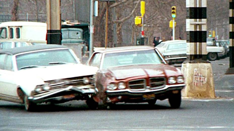 Operação França (1971) - Gene Hackman num Pontiac Le Mans 1971, costurando o tráfego sob trilhos elevados de trem até se deparar com uma mãe levando um carrinho de bebê no caminho. <a href="%20https://beta-develop.quatrorodas.abril.com.br/blogs/planeta-carro/2013/02/03/p" rel="migration"></a>