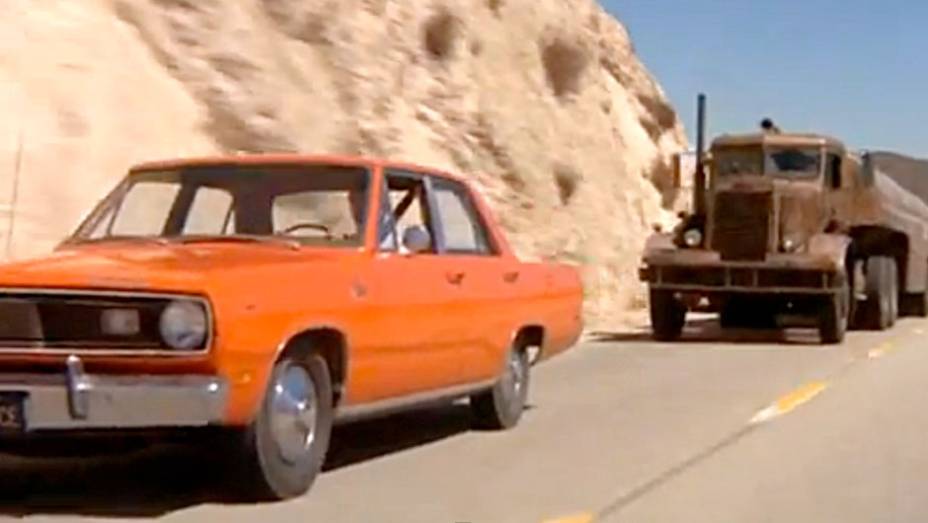 Encurralado (1971) - Primeiro longa profissional de Steven Spielberg, exibe o motorista de um Plymouth Valiant 1971 fugindo de um velho e sombrio caminh&atilde;o Peterbilt 281 por estradas quase sempre desertas. <a href="%20https://beta-develop.quatrorodas.abril.com.br/blogs/pl" rel="migration"></a>