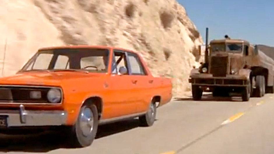 Encurralado (1971) - Primeiro longa profissional de Steven Spielberg, exibe o motorista de um Plymouth Valiant 1971 fugindo de um velho e sombrio caminh&atilde;o Peterbilt 281 por estradas quase sempre desertas. <a href="%20https://beta-develop.quatrorodas.abril.com.br/blogs/pl" rel="migration"></a>