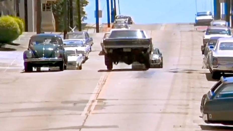 Bullitt (1968) - A mais cl&aacute;ssica persegui&ccedil;&atilde;o com carros do cinema leva 9:42 minutos e mostra Steve McQueen num Ford Mustang GT 1968, atr&aacute;s de um Dodge Charger R/T do mesmo ano pelas ladeiras de S&atilde;o Francisco. <a href="%20https://beta-develop.quatrorodas.abril.com.br/blog" rel="migration"></a>