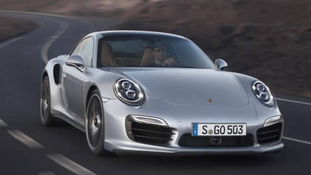 Com apresentação agendada para o Salão de Frankfurt, eles ocupam o topo da linha 911 | <a href="https://beta-develop.quatrorodas.abril.com.br/carros/lancamentos//porsche-911-turbo-911-turbo-s-740375.shtml" rel="migration">Leia mais</a> Com apresentação agendada para o Salão de Frankfurt, eles ocupam o topo da linha 911 | <a href="https://beta-develop.quatrorodas.abril.com.br/carros/lancamentos//porsche-911-turbo-911-turbo-s-740375.shtml" rel="migration">Leia mais</a>