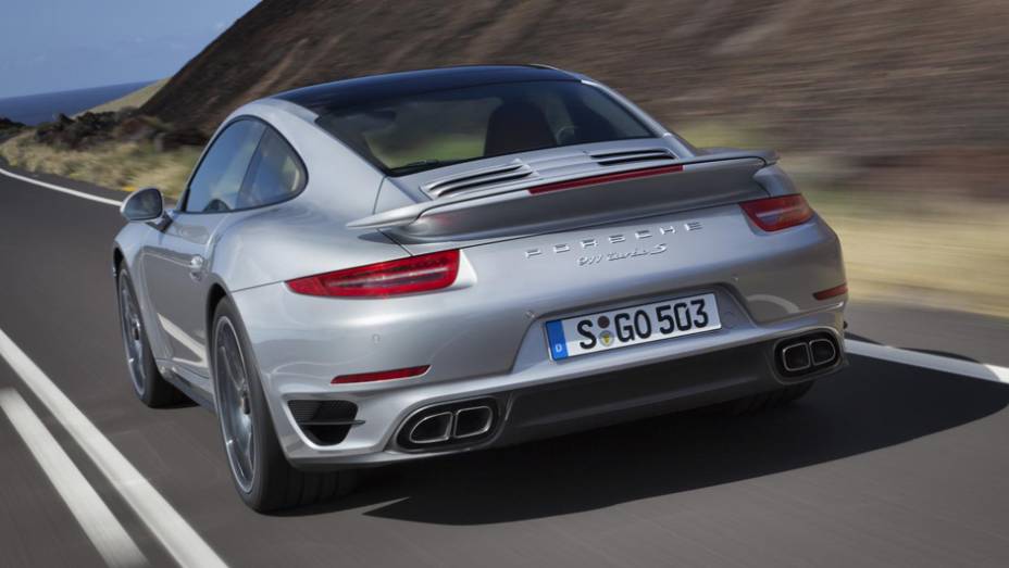 Ambos trazem asa traseira com três ajustes de posição | <a href="https://beta-develop.quatrorodas.abril.com.br/carros/lancamentos//porsche-911-turbo-911-turbo-s-740375.shtml" rel="migration">Leia mais</a>