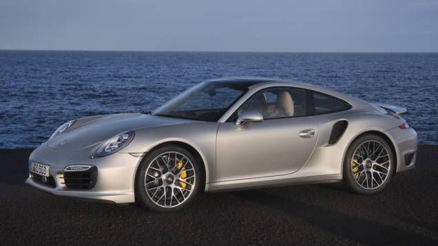 As belas rodas de liga leve são de 20 polegadas | <a href="https://beta-develop.quatrorodas.abril.com.br/carros/lancamentos//porsche-911-turbo-911-turbo-s-740375.shtml" rel="migration">Leia mais</a> As belas rodas de liga leve são de 20 polegadas | <a href="https://beta-develop.quatrorodas.abril.com.br/carros/lancamentos//porsche-911-turbo-911-turbo-s-740375.shtml" rel="migration">Leia mais</a>