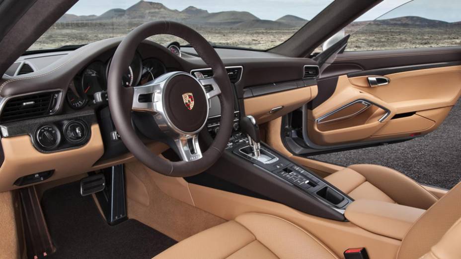 Luxuoso, o interior conserva tradições como a chave de ignição à esquerda do condutor | <a href="https://beta-develop.quatrorodas.abril.com.br/carros/lancamentos//porsche-911-turbo-911-turbo-s-740375.shtml" rel="migration">Leia mais</a>