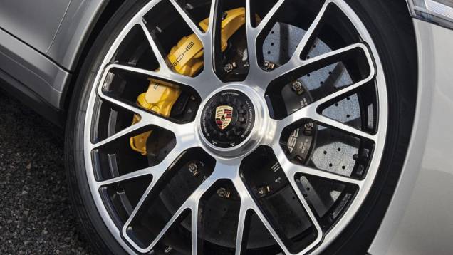 O Turbo S traz rodas de cubo único para remoção rápida, muito utilizada em corridas | <a href="https://beta-develop.quatrorodas.abril.com.br/carros/lancamentos//porsche-911-turbo-911-turbo-s-740375.shtml" rel="migration">Leia mais</a> O Turbo S traz rodas de cubo único para remoção rápida, muito utilizada em corridas | <a href="https://beta-develop.quatrorodas.abril.com.br/carros/lancamentos//porsche-911-turbo-911-turbo-s-740375.shtml" rel="migration">Leia mais</a>