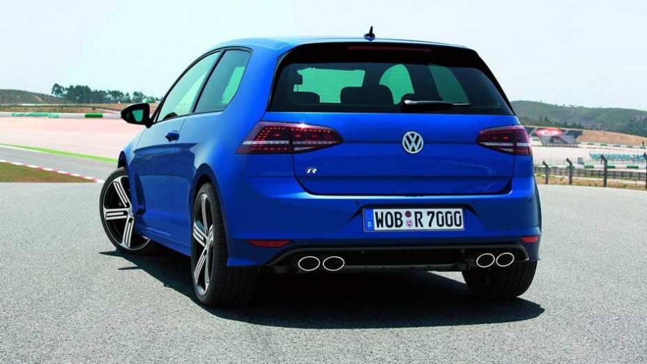 As quatro sa&iacute;das de escapamento mostram que este Golf n&atilde;o &eacute; um carro qualquer | <a href="https://beta-develop.quatrorodas.abril.com.br/saloes/frankfurt/2013/volkswagen-golf-r-752207.shtml" rel="migration">Leia mais</a>