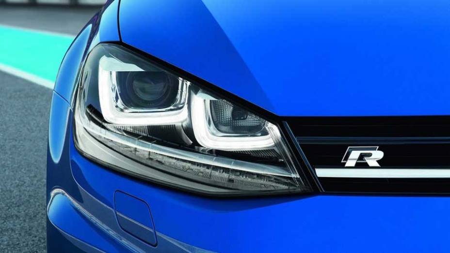 Os far&oacute;is com LEDs s&atilde;o inteligentes, controlando a ilumina&ccedil;&atilde;o para n&atilde;o ofuscar outros motoristas, por exemplo | <a href="https://beta-develop.quatrorodas.abril.com.br/saloes/frankfurt/2013/volkswagen-golf-r-752207.shtml" rel="migration">Leia mais</a>