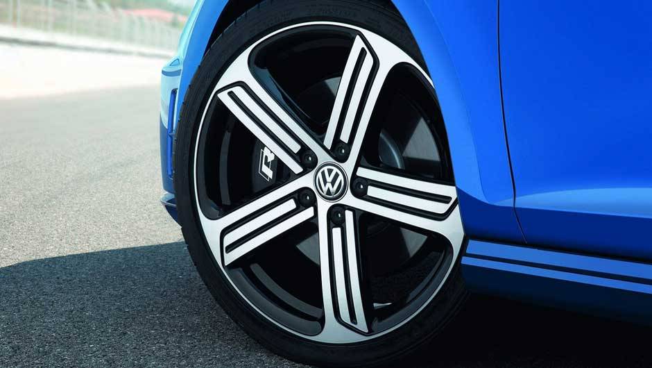 As belas rodas de liga leve s&atilde;o de 18 polegadas, mas podem ser trocadas por um conjunto aro 19 | <a href="https://beta-develop.quatrorodas.abril.com.br/saloes/frankfurt/2013/volkswagen-golf-r-752207.shtml" rel="migration">Leia mais</a>