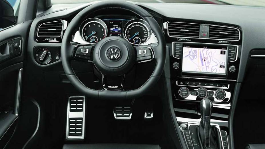 Interior tem volante com base achatada e apliques de alumínio | <a href="https://beta-develop.quatrorodas.abril.com.br/saloes/frankfurt/2013/volkswagen-golf-r-752207.shtml" rel="migration">Leia mais</a> Interior tem volante com base achatada e apliques de alumínio | <a href="https://beta-develop.quatrorodas.abril.com.br/saloes/frankfurt/2013/volkswagen-golf-r-752207.shtml" rel="migration">Leia mais</a>