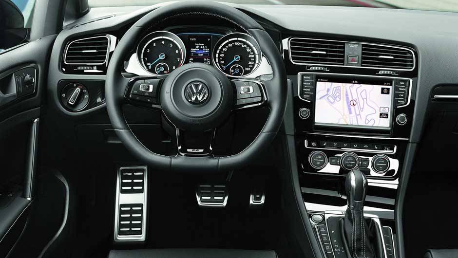 Interior tem volante com base achatada e apliques de alum&iacute;nio | <a href="https://beta-develop.quatrorodas.abril.com.br/saloes/frankfurt/2013/volkswagen-golf-r-752207.shtml" rel="migration">Leia mais</a>