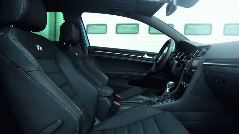 Os bancos esportivos são revestidos em couro e trazem o logotipo R bordado nos encostos | <a href="https://beta-develop.quatrorodas.abril.com.br/saloes/frankfurt/2013/volkswagen-golf-r-752207.shtml" rel="migration">Leia mais</a> Os bancos esportivos são revestidos em couro e trazem o logotipo R bordado nos encostos | <a href="https://beta-develop.quatrorodas.abril.com.br/saloes/frankfurt/2013/volkswagen-golf-r-752207.shtml" rel="migration">Leia mais</a>