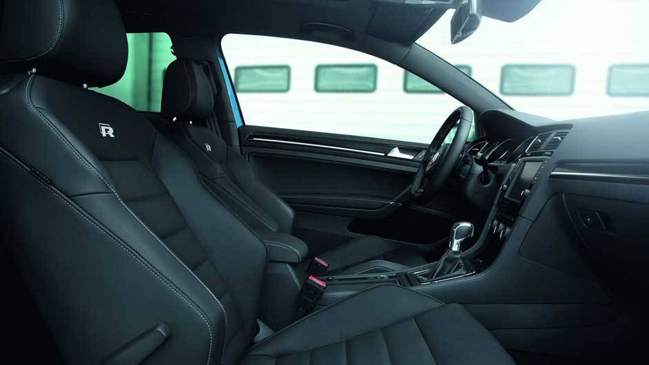 Os bancos esportivos s&atilde;o revestidos em couro e trazem o logotipo R bordado nos encostos | <a href="https://beta-develop.quatrorodas.abril.com.br/saloes/frankfurt/2013/volkswagen-golf-r-752207.shtml" rel="migration">Leia mais</a>