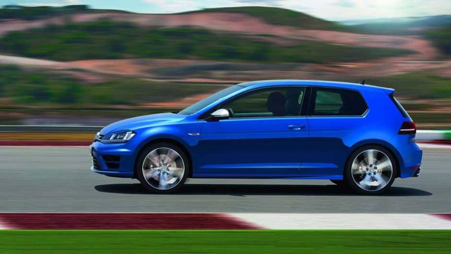 A suspensão foi rebaixada em cinco milímetros; carroceria duas portas o deixa ainda mais esportivo | <a href="https://beta-develop.quatrorodas.abril.com.br/saloes/frankfurt/2013/volkswagen-golf-r-752207.shtml" rel="migration">Leia mais</a> A suspensão foi rebaixada em cinco milímetros; carroceria duas portas o deixa ainda mais esportivo | <a href="https://beta-develop.quatrorodas.abril.com.br/saloes/frankfurt/2013/volkswagen-golf-r-752207.shtml" rel="migration">Leia mais</a>