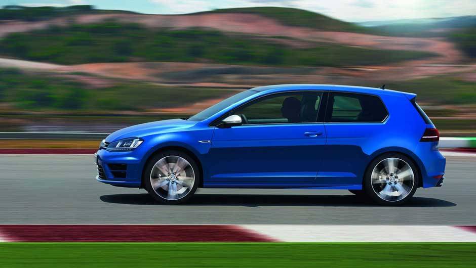 A suspens&atilde;o foi rebaixada em cinco mil&iacute;metros; carroceria duas portas o deixa ainda mais esportivo | <a href="https://beta-develop.quatrorodas.abril.com.br/saloes/frankfurt/2013/volkswagen-golf-r-752207.shtml" rel="migration">Leia mais</a>