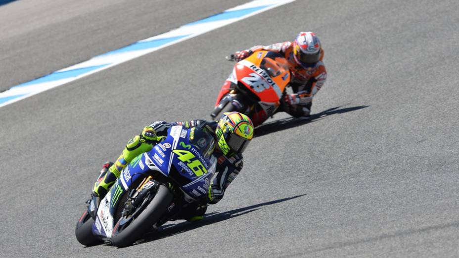 Pedrosa acompanhando Rossi. | <a href="https://beta-develop.quatrorodas.abril.com.br/moto/noticias/quatro-vezes-marquez-781513.shtml" rel="migration">Leia mais</a>