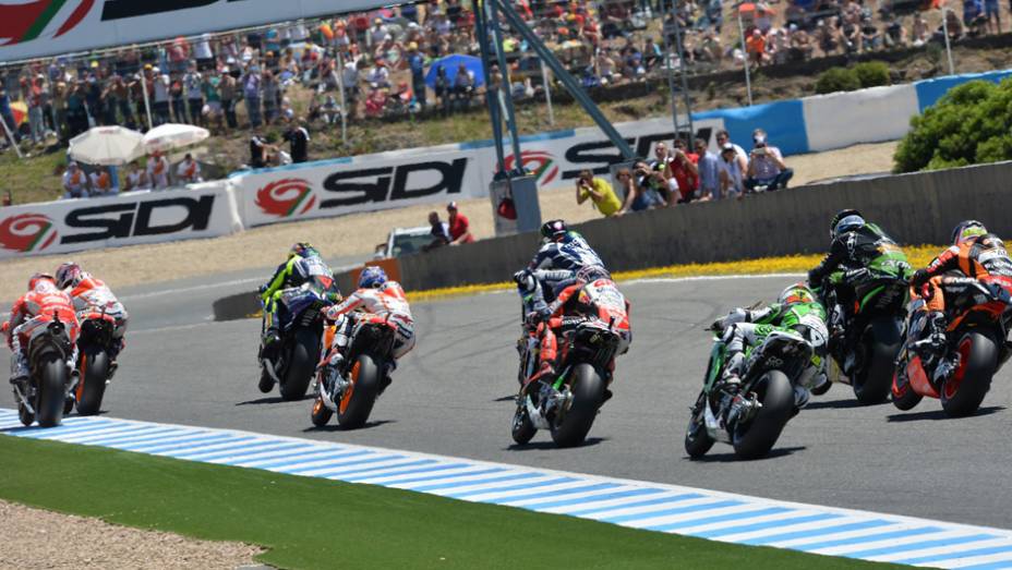 Motos rasgando a reta de Jerez. | <a href="https://beta-develop.quatrorodas.abril.com.br/moto/noticias/quatro-vezes-marquez-781513.shtml" rel="migration">Leia mais</a>