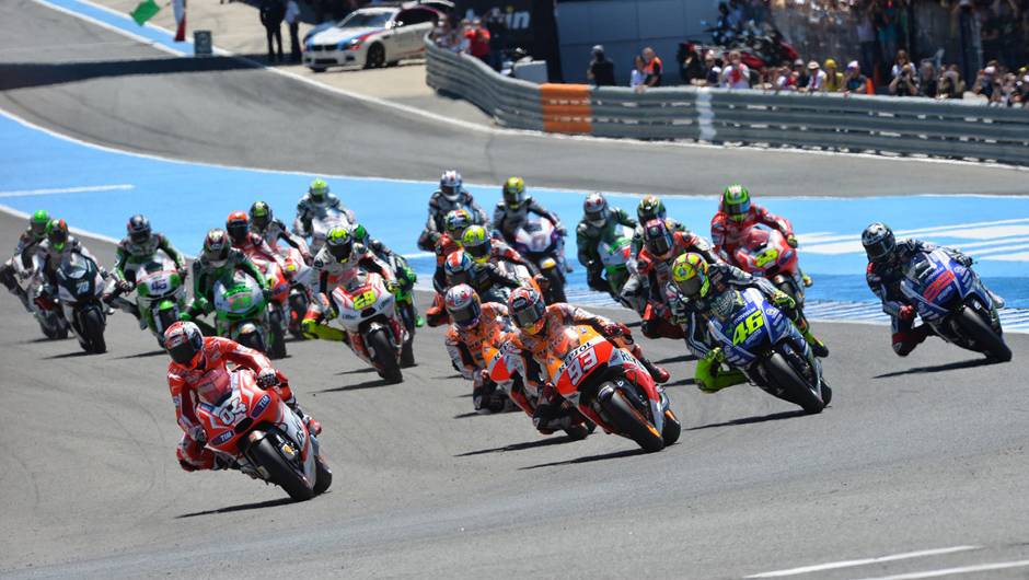 Dovizioso veio de tr&aacute;s e tenta tomar a ponta. | <a href="https://beta-develop.quatrorodas.abril.com.br/moto/noticias/quatro-vezes-marquez-781513.shtml" rel="migration">Leia mais</a>