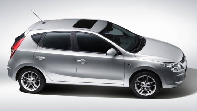 Hyundai i30: o ex-l&iacute;der dos hatches m&eacute;dios vendeu 2.551 unidades no 1&ordm; tri de 2013 e 5.213 unidades nos tr&ecirc;s primeiros meses de 2012, com queda de 51%